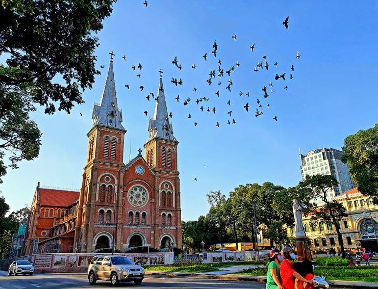 Điểm đến - Sài Gòn hoa lệ: Sài Gòn là một điểm đến hấp dẫn cho những du khách yêu thích văn hóa và ẩm thực. Xem các hình ảnh của những địa điểm nổi tiếng như Nhà Thờ Đức Bà, Ngôi Nhà Số 10, hay chợ Bến Thành để tìm hiểu thêm về thành phố hấp dẫn này.