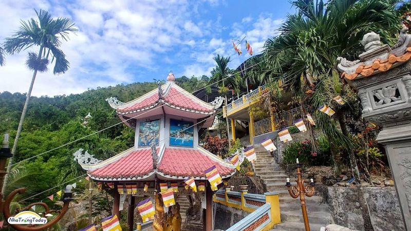 chua-suoi-do-nha-trang