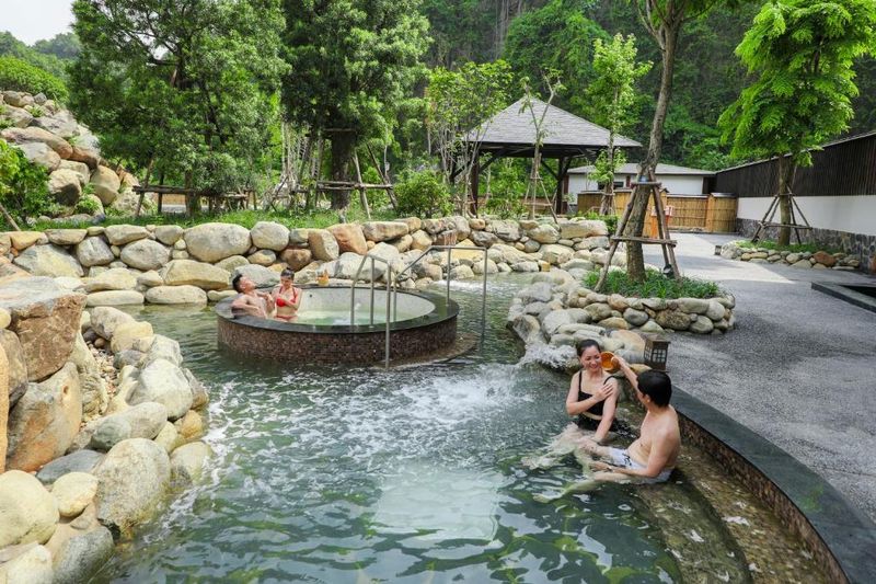 thoi-gian-va-gia-ve-tam-khoang-yoko-onsen