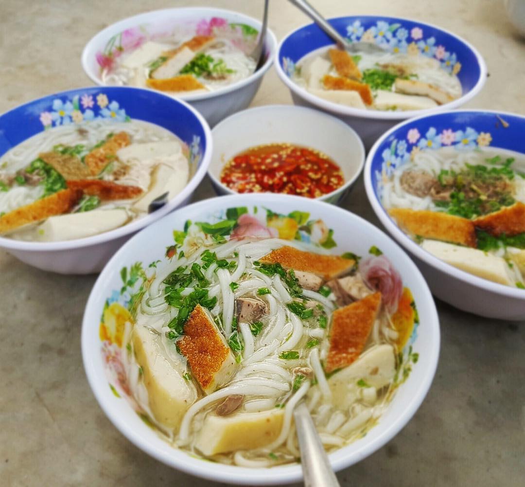 banh-canh-cha-ca-cho-dem-phu-quoc